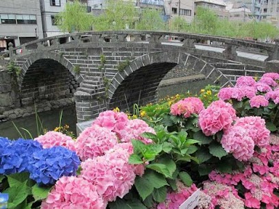 雨の日の長崎・眼鏡橋と紫陽花